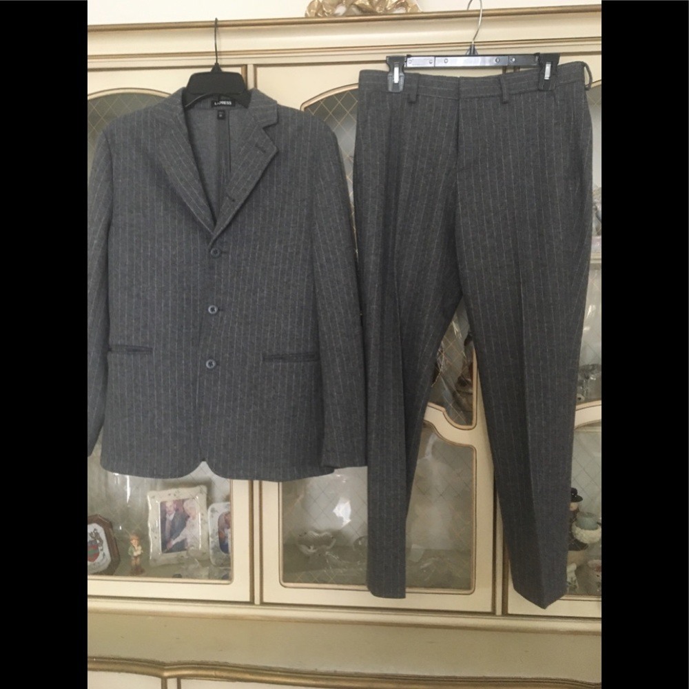 Express men’s gray striped suit size 36S/29-30. C:207-5/20/26